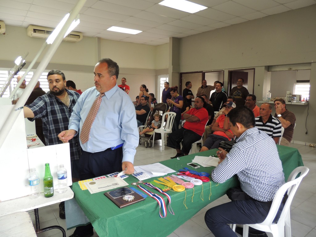 Luis Ocasio, judge, Warner Lopez (steward) and Billy Badilla, secretary for Roseicollis Division, Luis Ocasio, kuez, WARNER Lopez, (ujier) y Bobby Badilla como secreatarto for la Division de Roseicollis. Courtesy Marilena Salmones (the beer bottle does not belong to the judge :-)