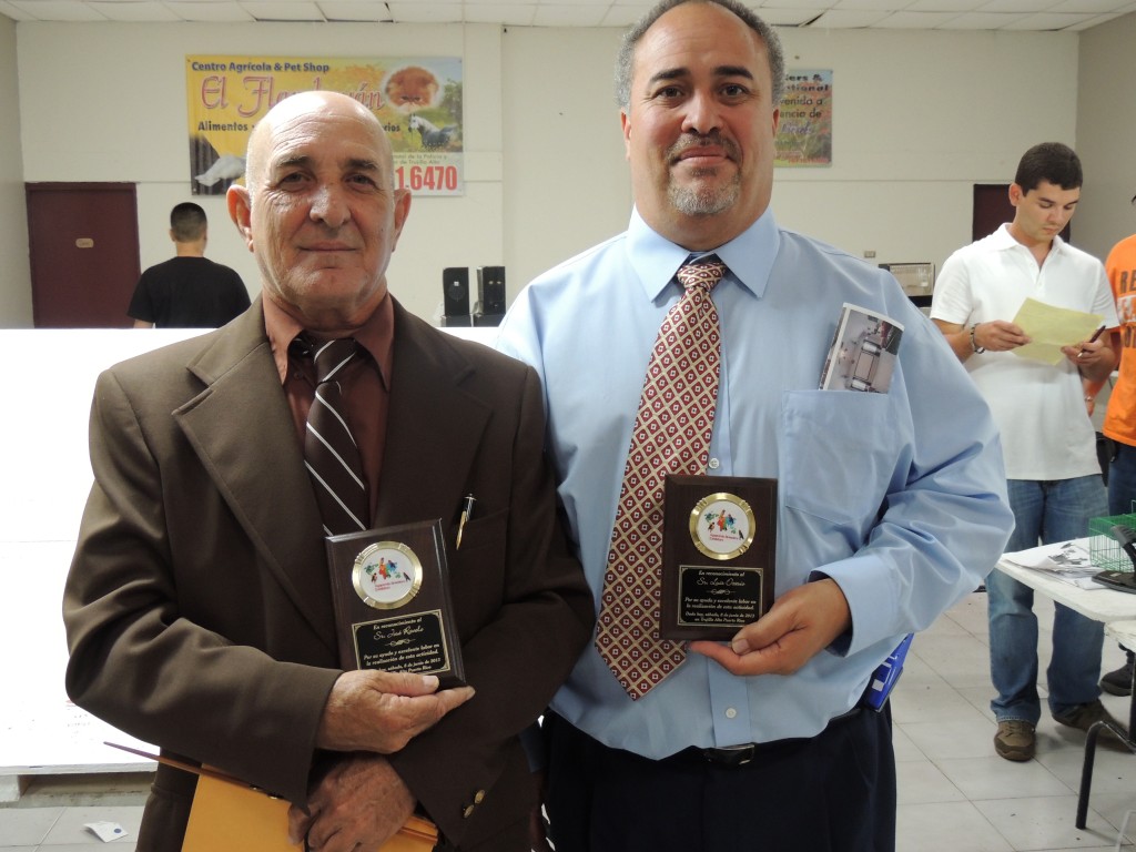 Recognizing the judges with a special award for their great job judgimg. Reconiciendo a los jueces con un detalle de recuerdo por su buen juzgamiento. Courtesy Marilena Salmones